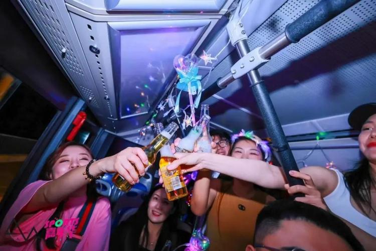 蹦迪看到有人现场做，他拿出了这个产品，全场都震惊了